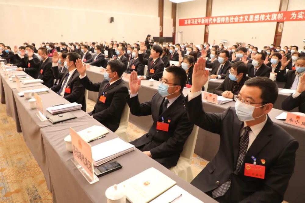 县人民检察院检察长耿启龙代表县人民检察院向大会作工作报告.