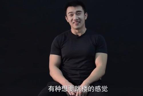 死亡宣告晒腹肌照表白余霜，想找余霜“练拳”？余霜隔空回应：勿cue！