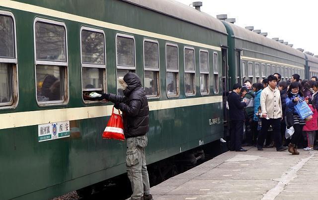 目前,从上海到北京的高速动车组列车是最快的火车方式最快的动车组