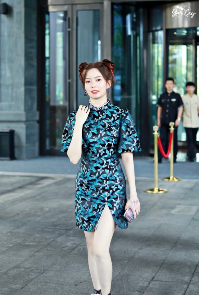 这才是新年该有的造型紧身旗袍配短靴衬得比例超级好