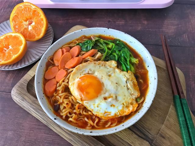 快手懒人早餐,10分钟搞定网红泡面,香辣鲜美,真过瘾!