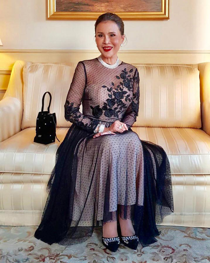 泰国69岁长公主比诗妮娜会穿裹纱裙太像女明星一双女儿真惊艳