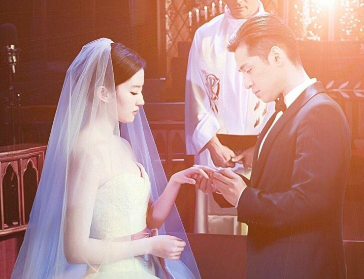 网传胡歌刘亦菲已领结婚证，将于年底官宣，到底是真是假？