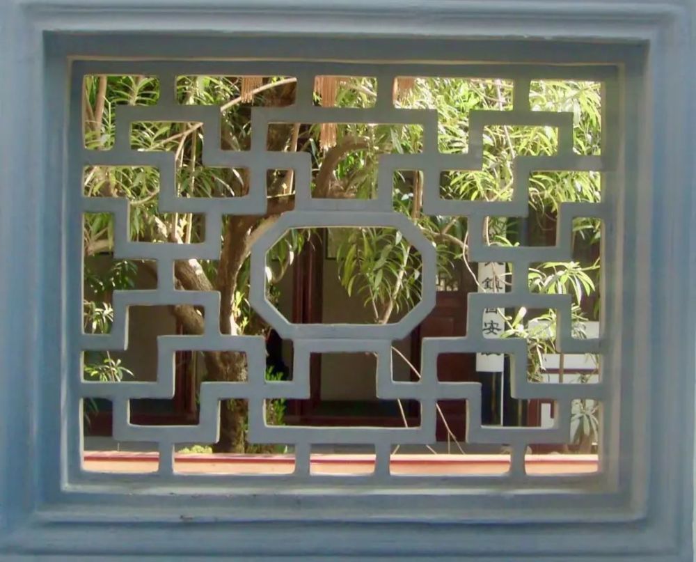 花窗本身丰富的造型不仅成为了园景的点缀更是承担了