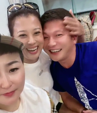 乡爱王云离婚再添锤历小峰和王红梅相聚三亚亲密贴脸手搭大腿