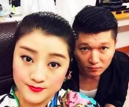 中饰演王云这个角色,夫妻俩婚变也传了有段时间,历小峰如今撇下老婆在