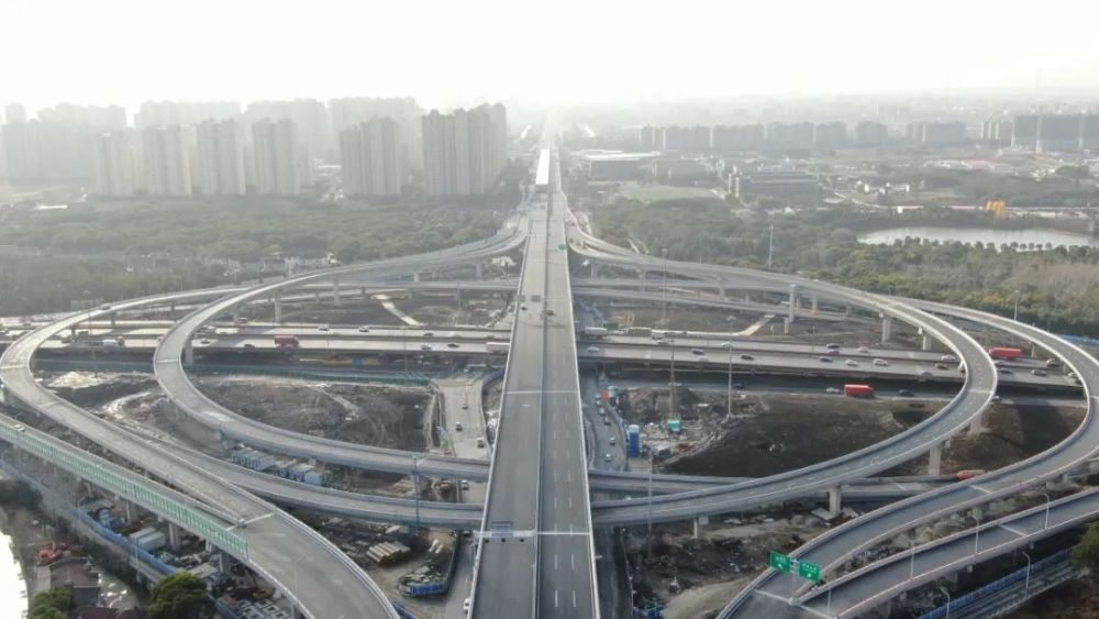 外环立交实景图南北高架路(卢浦大桥—芦恒路以南400米)通车后,将实现