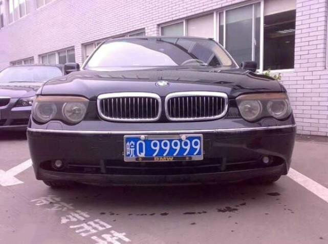 皖q99999,安徽省巢湖市的旧车牌,挂在一辆宝马760li车上.