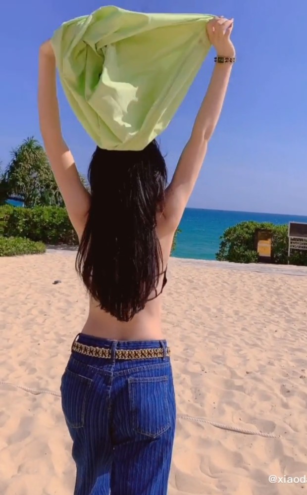 辛选美女丹丹一到海边立刻从柔弱型变身豪放麻辣女模