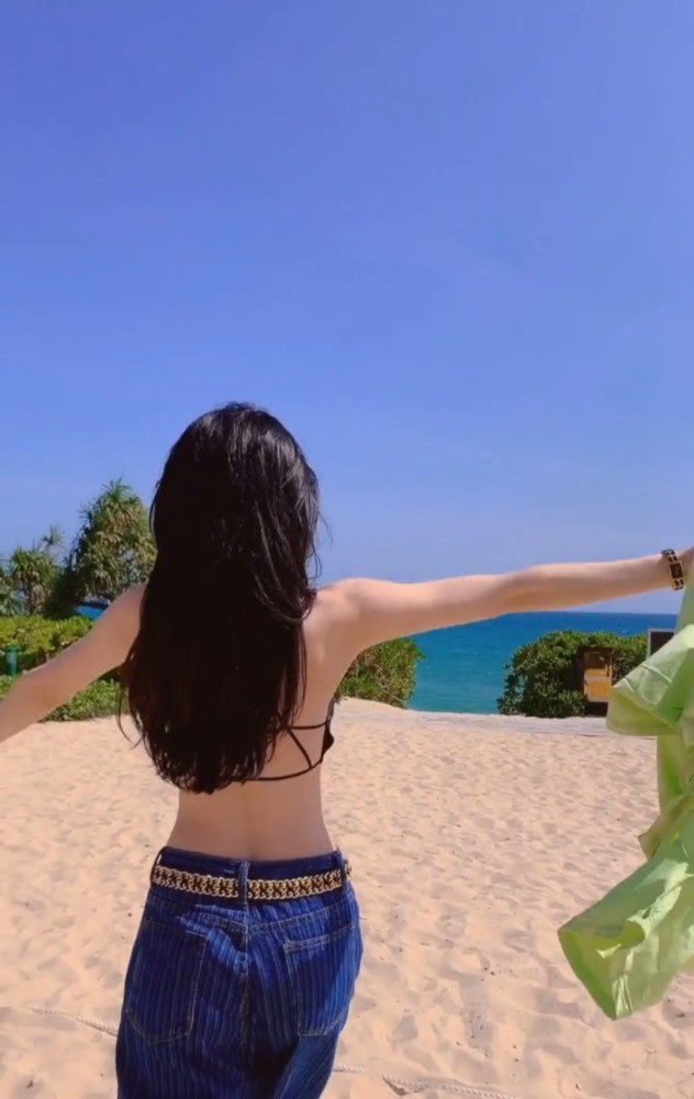 辛选美女丹丹一到海边立刻从柔弱型变身豪放麻辣女模