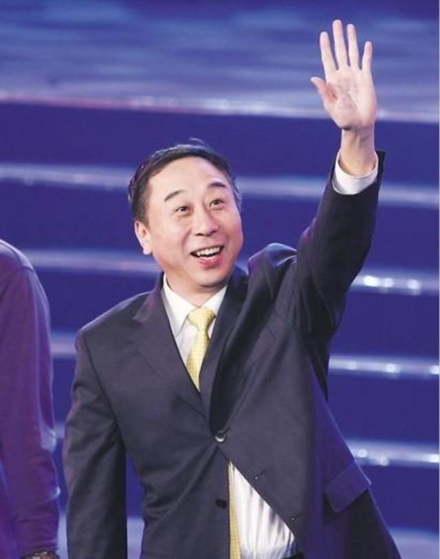 63岁冯巩罕秀唱功穿灰色条纹毛衣太朴素弹琴摇头晃脑好入迷