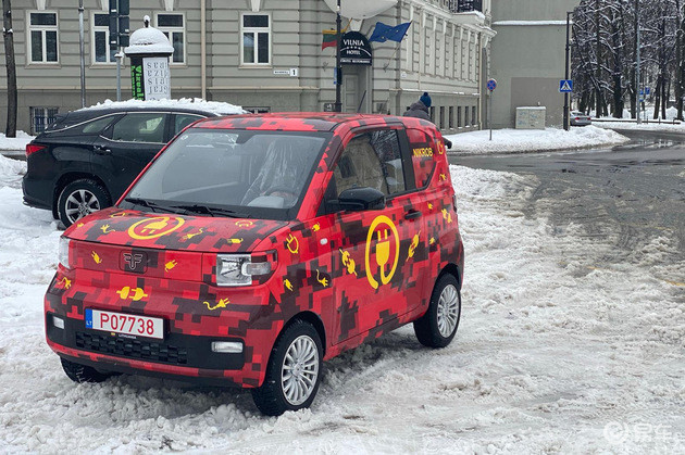 在曝光的图片中,的确有一辆挂着立陶宛车牌的宏光mini ev.