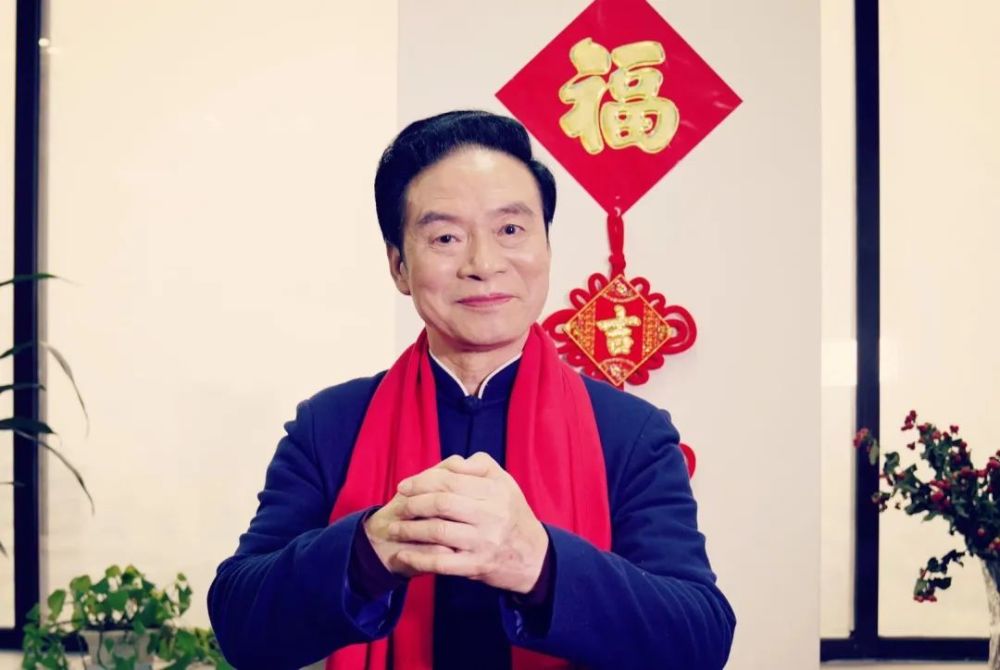 在越城区非遗馆,越城区融媒体中心主持人吴一帆和绍兴师爷倪齐全现场