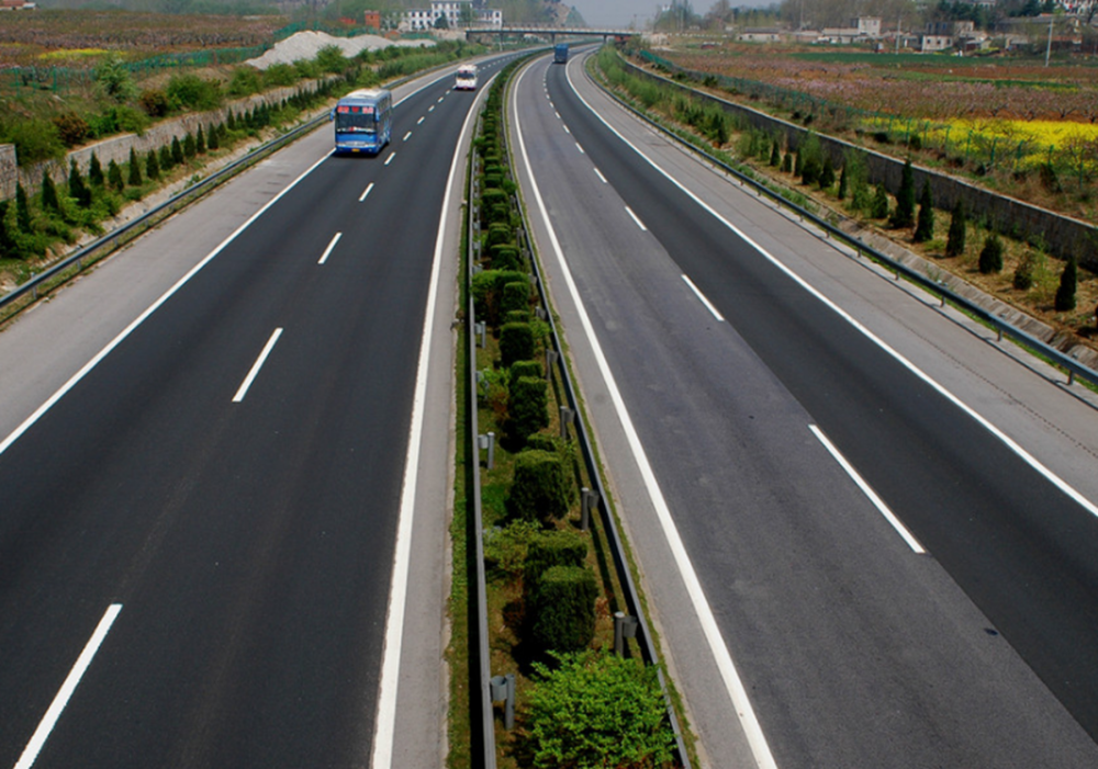 在高速公路突然内急,能在应急车道上解决吗?交警:内急不是紧急