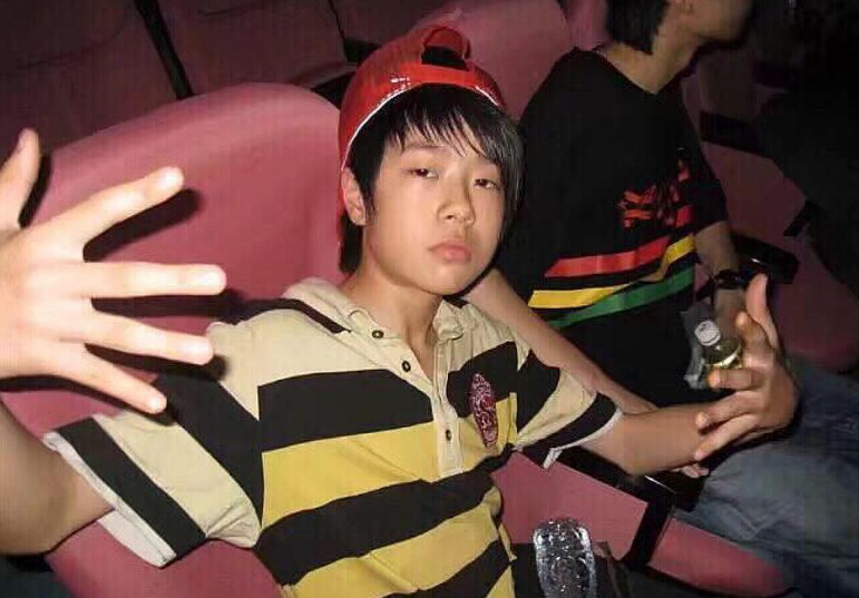 最近又有网友爆出王一博小时候的照片,有网友指出王一博小时候和现在