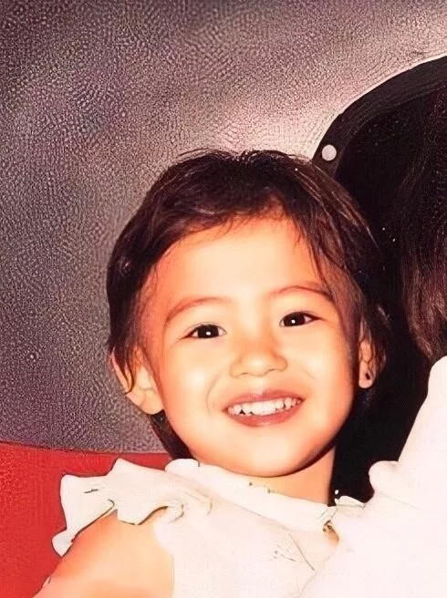 张柏芝怎么这么美长得太好看了小时候就是美人胚子