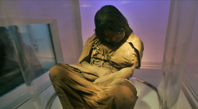 冰冻了500年的15岁少女在墓中盘腿而坐她生前经历了什么