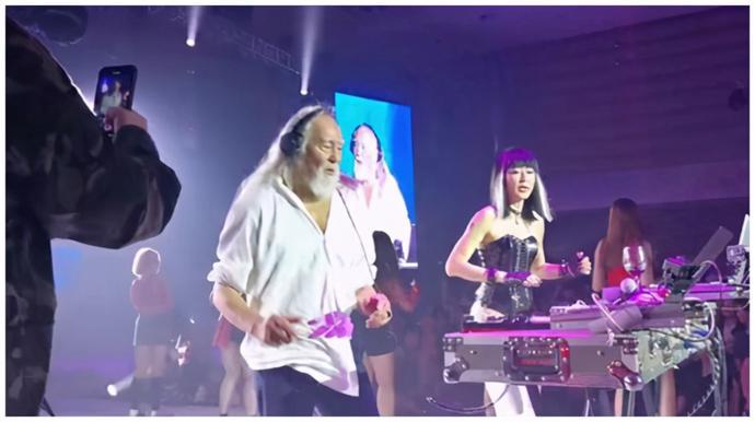 84岁王德顺滑冰不服老,78岁妻子长腿抢镜,52岁女儿也冻龄