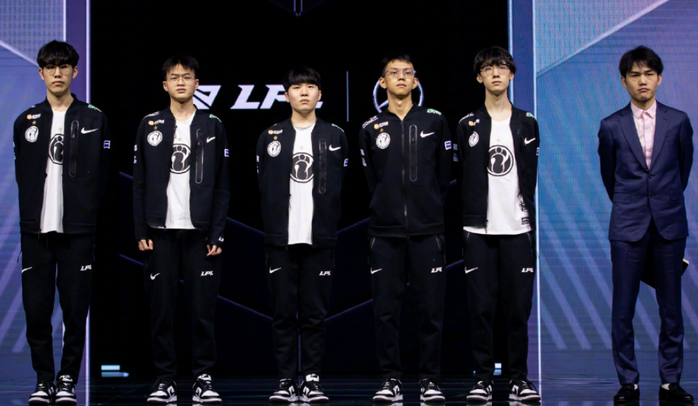 ig的教练组,所以很多人都吐槽说选手都要比教练多,要知道冠军战队dwg