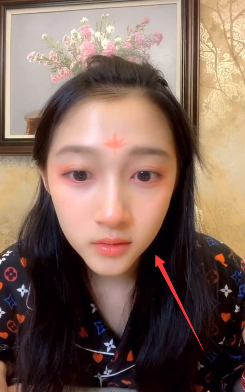 关晓彤素颜直播开十级美颜特效消失那一刻想挽回形象已来不及