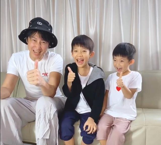 妈妈跟儿子们一起玩耍,就省体力多了,看看偶尔拍摄小视频玩玩,想必