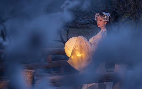 嘉靖皇帝迷信道教.有一次他命人制作了五顶香叶冠,赐给几位宠臣.