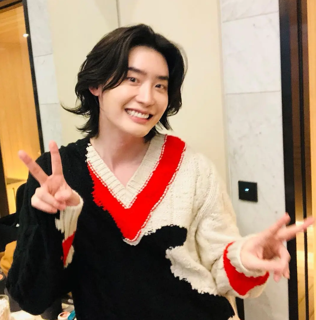 李钟硕最新近照引热议长发造型尽显油腻老态鼻子还被疑又整容