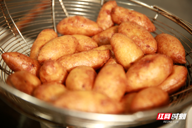 新春走基层丨宁乡特产黄炸这或许是孩子们心中最美的年味