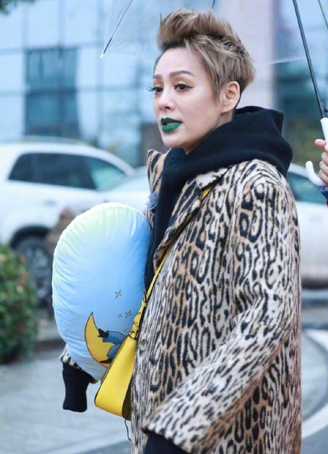 48岁宁静涂绿色口红出街超大胆短发豹纹装狂吸睛有颜值任性