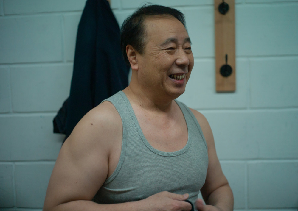 新华社记者 吴壮 摄1月30日,1979队球员王树君(右)走入更衣室.