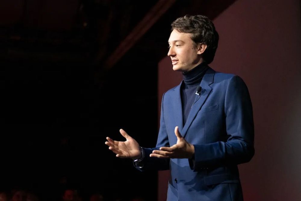 28岁lvmh二公子订婚霸总与美女设计师的神仙爱情