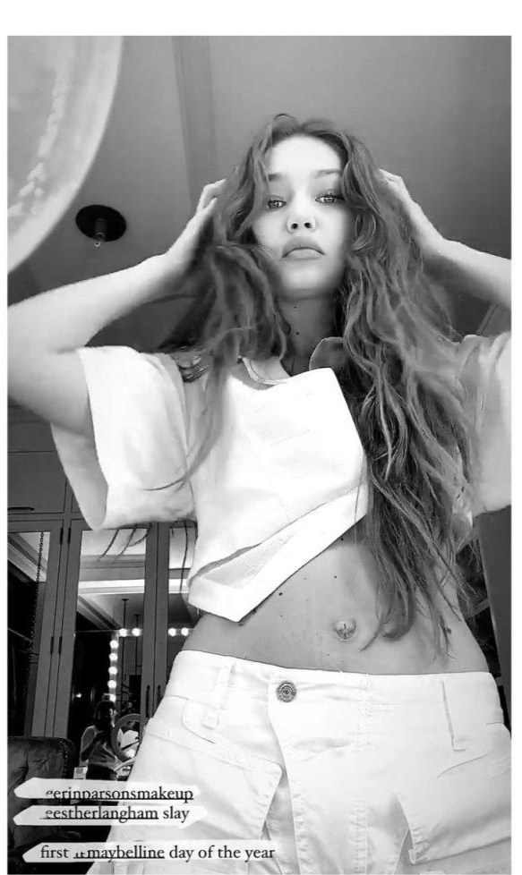 产后5个月小腹平坦却因肚脐被嘲,制造身材焦虑被反感_腾讯新闻