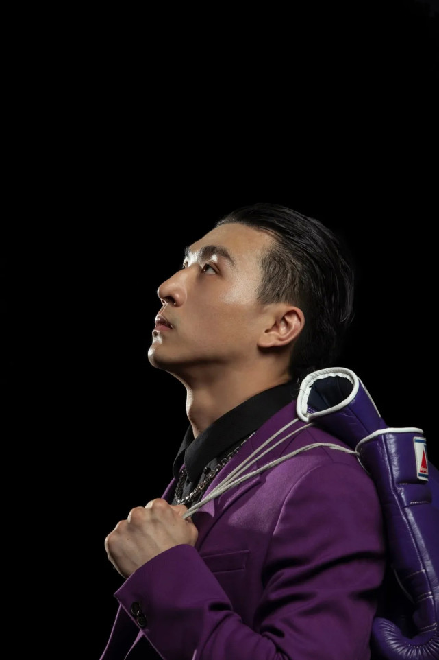 曹宇做着拳王的美梦,自由,刺激,明星般闪亮,为                    步