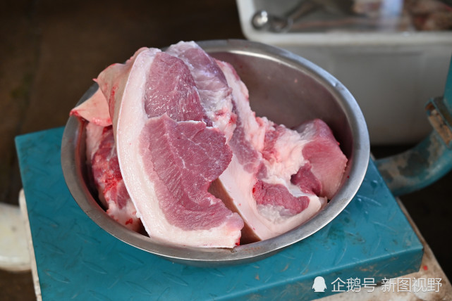 农村偶遇杀年猪1100元买50斤猪肉临走时还蹭了顿饭