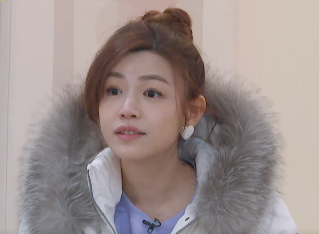 陈妍希太敢了,斜刘海高丸子头,这"千禧年"造型一般人没法驾驭