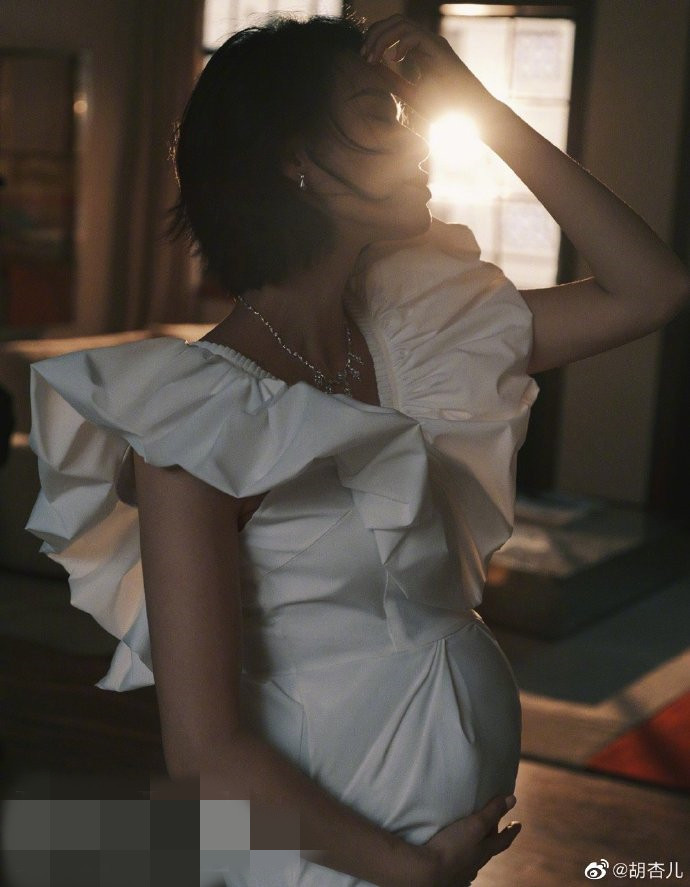 胡杏儿怀孕三胎晒7个月孕肚,秀绝美侧影杀,粉丝希望是小公主!