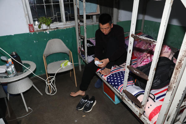 的风迎面吹过,苏建交忍不住的往衣服里缩了缩,随后对着寝室楼大声喊:"