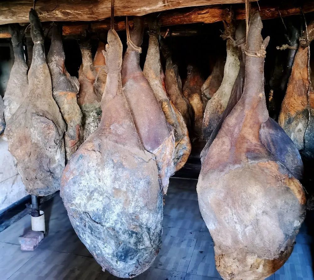 山老腿顾名思义,就是山里的老火腿,每至年关放养了一年的年猪,猪后腿