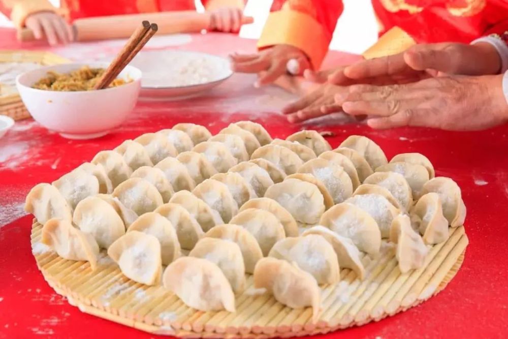 北方小年晚上习惯吃饺子,意为给灶王爷送行,取意"送行饺子迎风面.