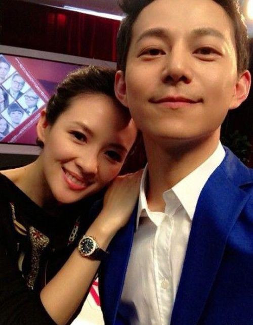 何炅21岁上央视24岁成湖南卫视一哥女朋友是大三岁的她