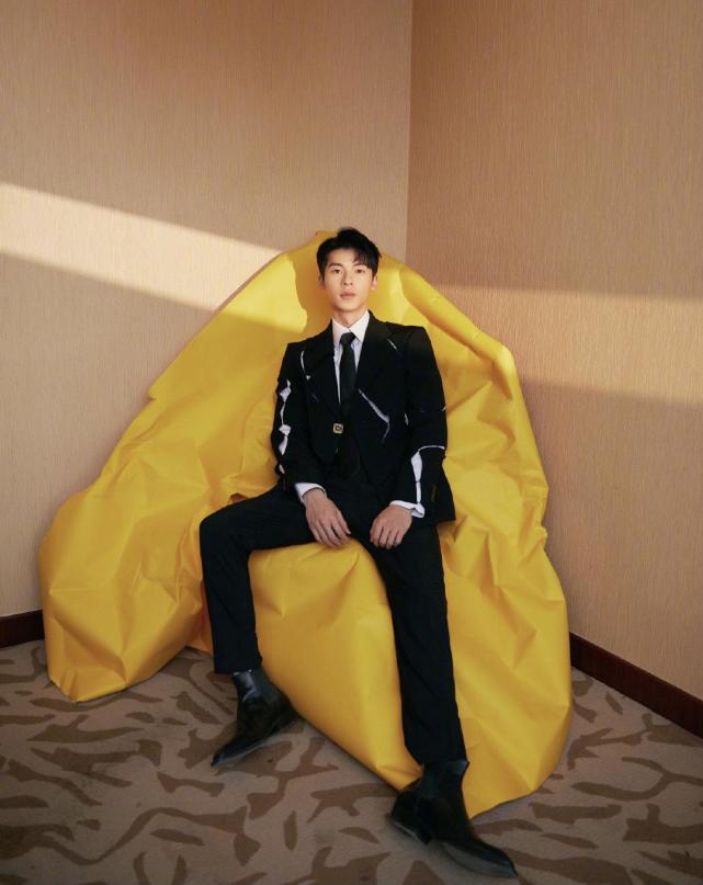 许光汉的下半身搭配的是一条黑色的休闲裤,脚上则是搭配了一双黑色的