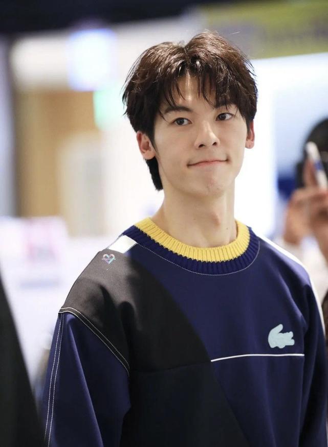 许光汉穿破裂感西服套装出席活动搭配铜黄色背景尽显帅气利落