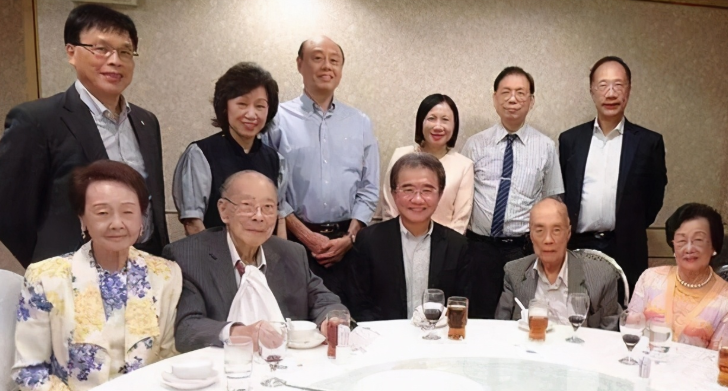 两位哥哥都是香港知名富豪,资产千亿,弟弟却在老家过着清贫生活