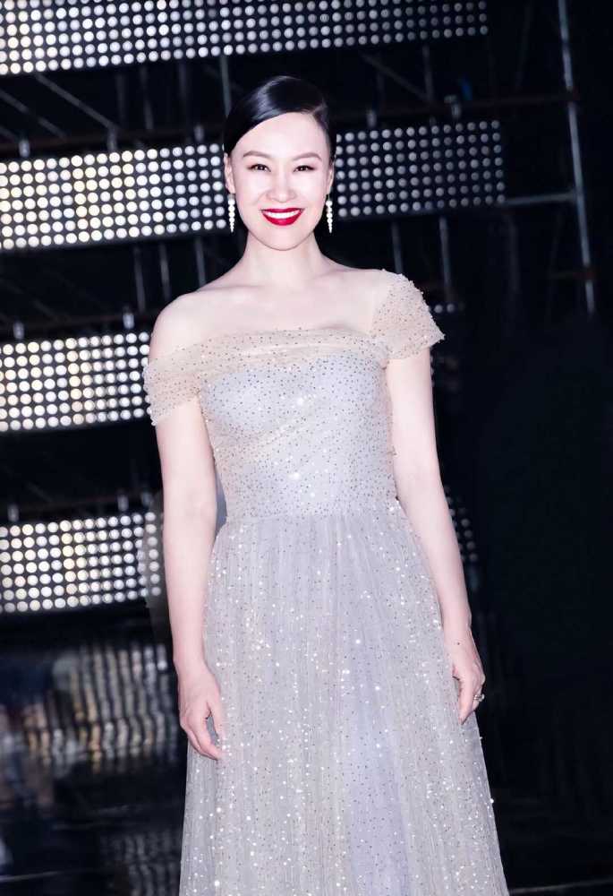 邬君梅穿出了60后想要的高级感,一身同色系穿搭很洋气,太美了_腾讯