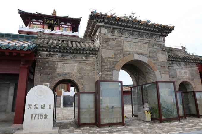 山顶存有明代万历年间所建南天门1座,西崖下有太乙池,为流水之源.