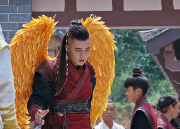 也真是万万没想到,《斗破苍穹》耗资6亿,整出双疑似鸡翅膀的黄金翅膀