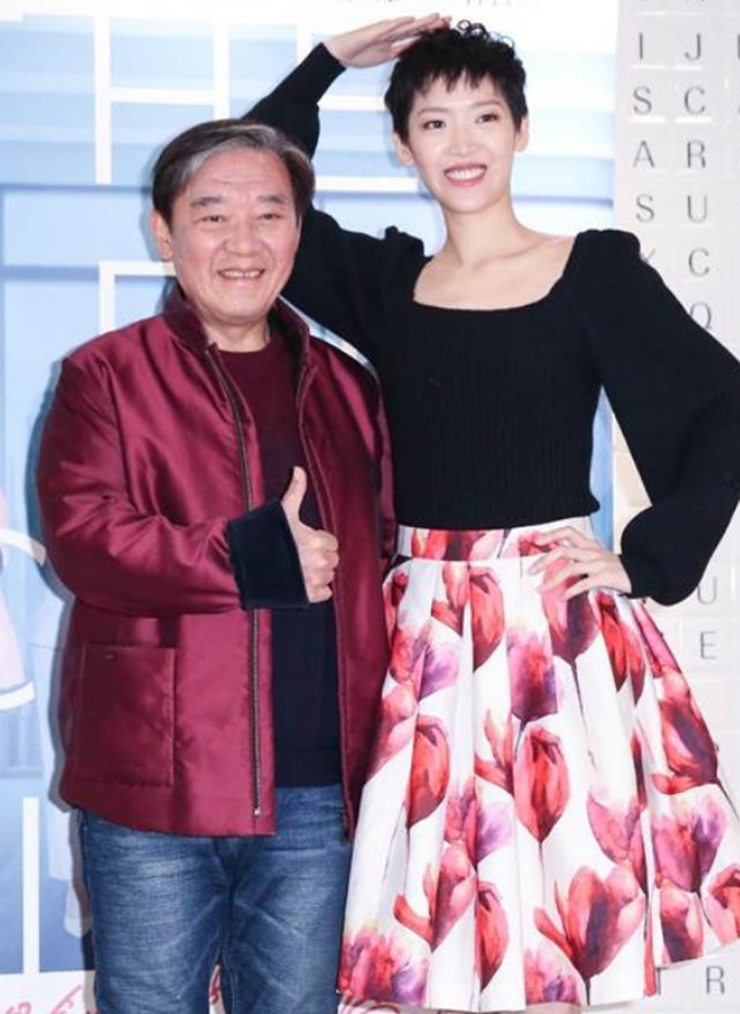 李立群父女合体出席活动31岁女儿长相清秀身高1米75气场强大