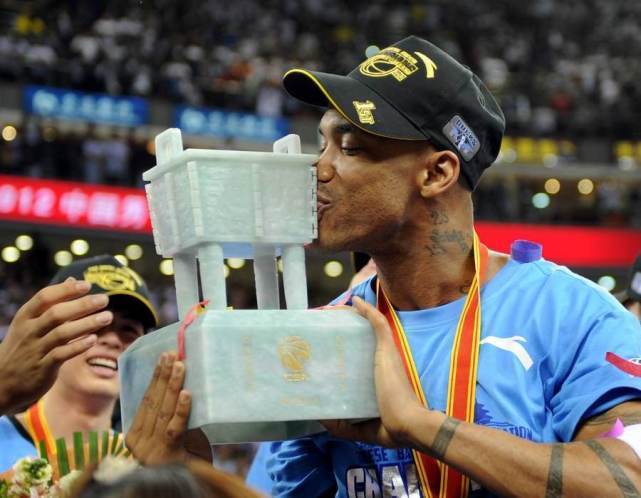 北京队 马布里在NBA赚了1.5亿美元，那在CBA赚了多少？说出来你可能不信