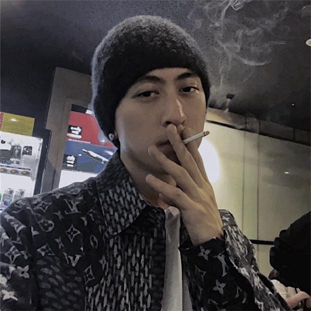 时隔34天,秦奋晒1抽烟照成热点,13字回应让人笑出猪叫声!