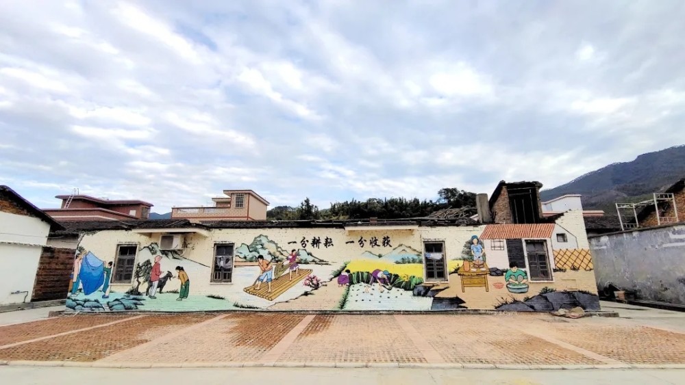 番职院学子以创意彩绘扮靓新农村_腾讯新闻